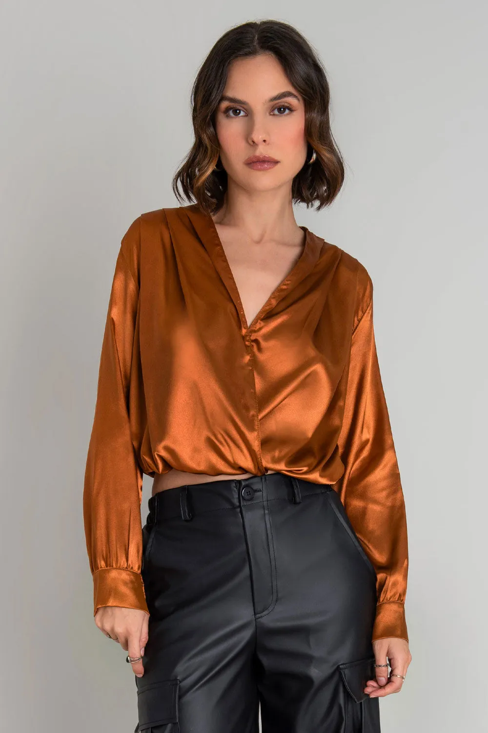 Blusa corta satinada escote v hombros con plisados