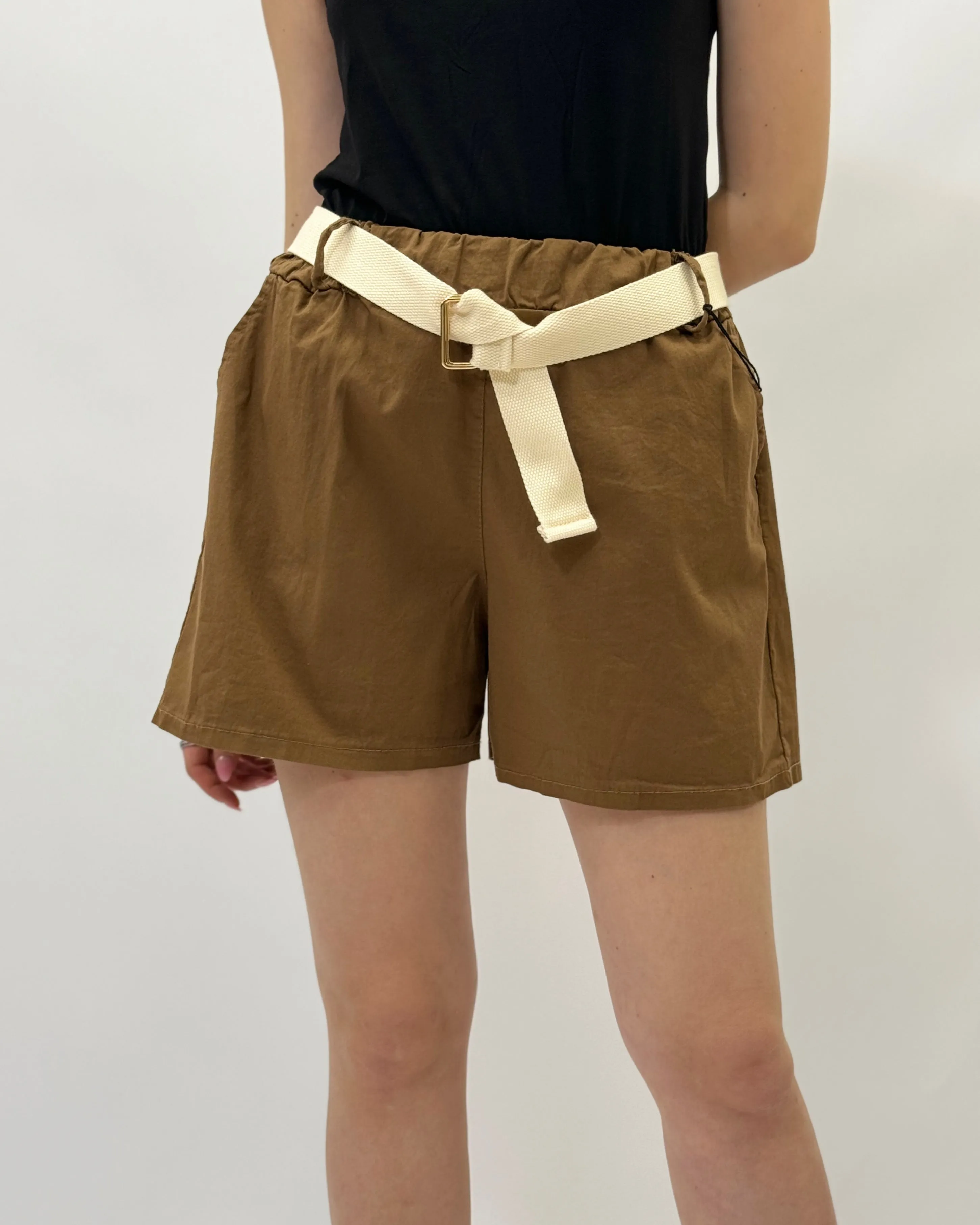 Pantaloncini tinta unita con dettaglio cintura e tasche