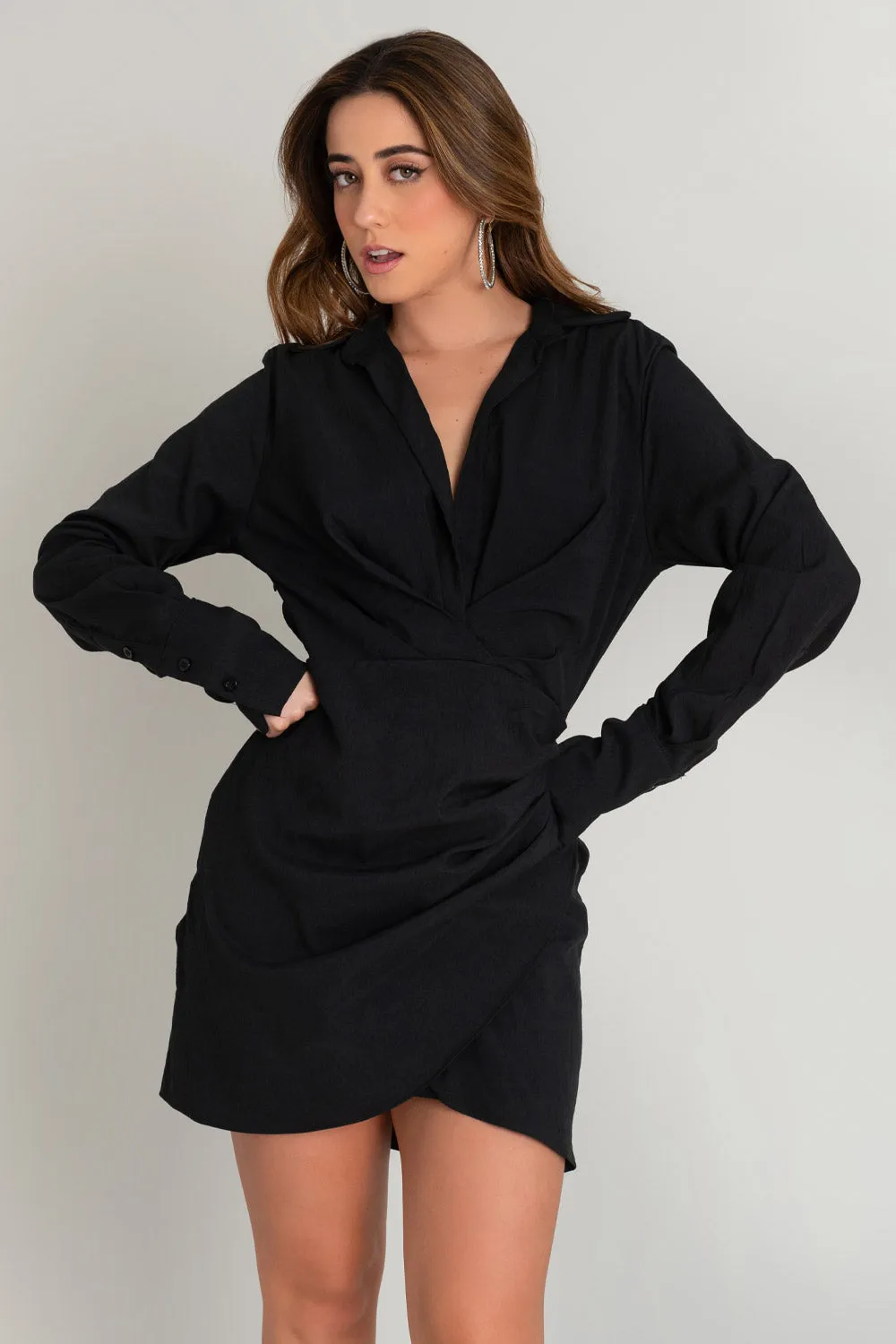 Vestido corto con plisados de manga larga