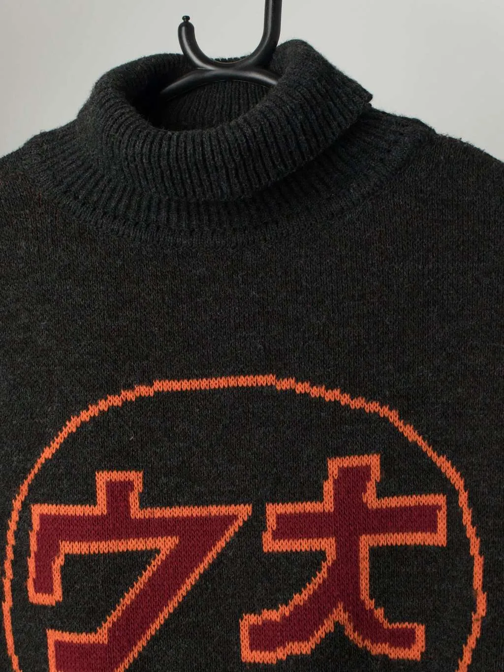 Vintage Y2K ski sweater in grey with bonsai tree and orange character design – Medium / Large