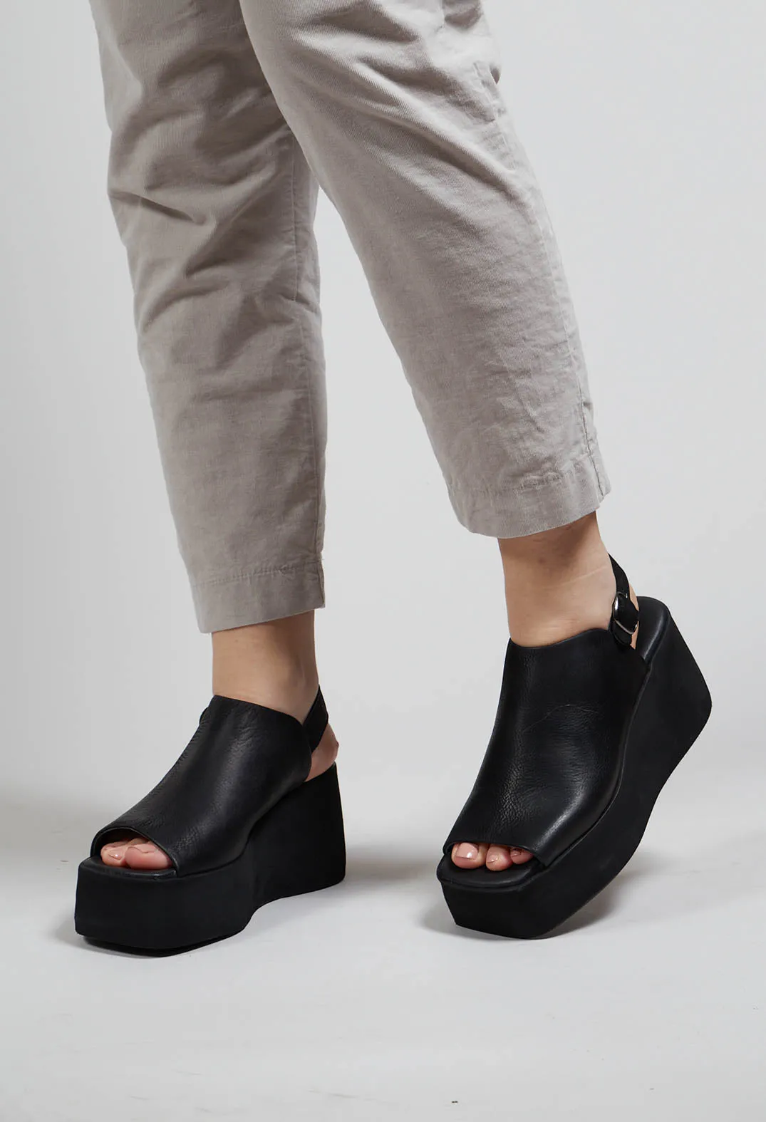 Wedge Sandals in Gasoline Nero