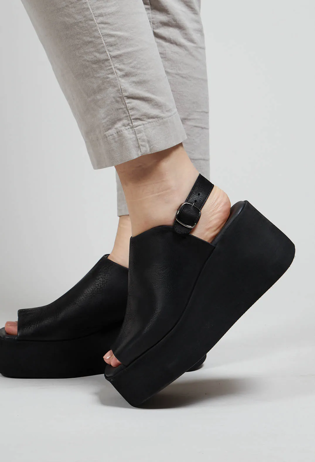 Wedge Sandals in Gasoline Nero